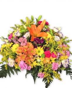 Ramo de flores con muchas flores distintas de colores. Primaveral.
