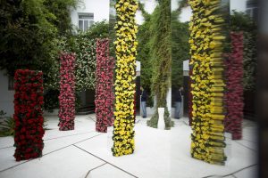 Obra 'Reflexiones de un ojo dorado' del artista londinense Robert Hornsby, presente en el Festival Internacional de las Flores, FLORA, ubicada en el patio de la Delegación de Tursimo de Córdoba. FOTO: El País