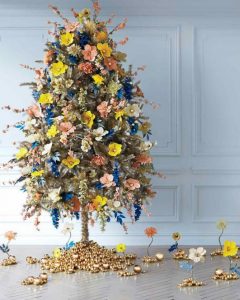 decorar el pino con flores en navidad