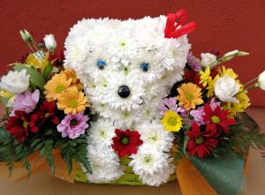 centro de flores con forma de perro